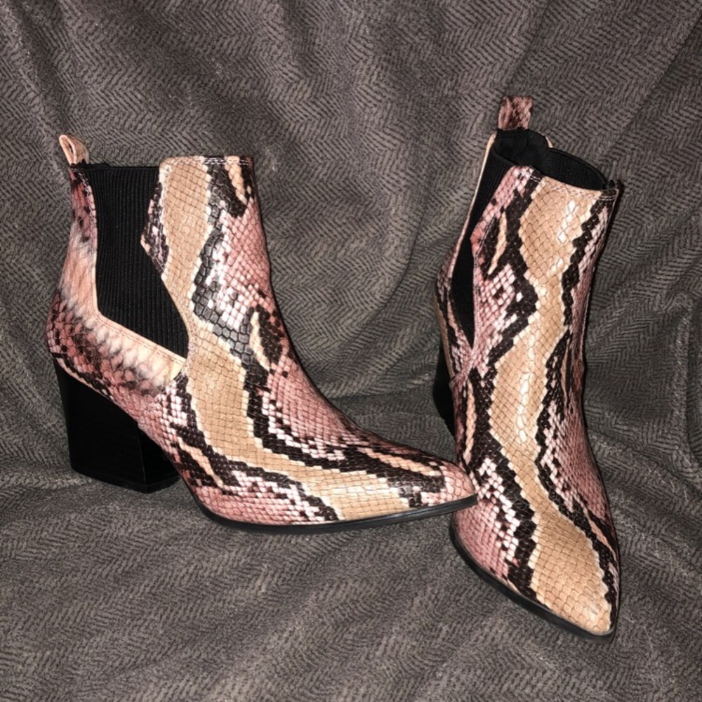 Qupid pink snakeskin booties 7.5